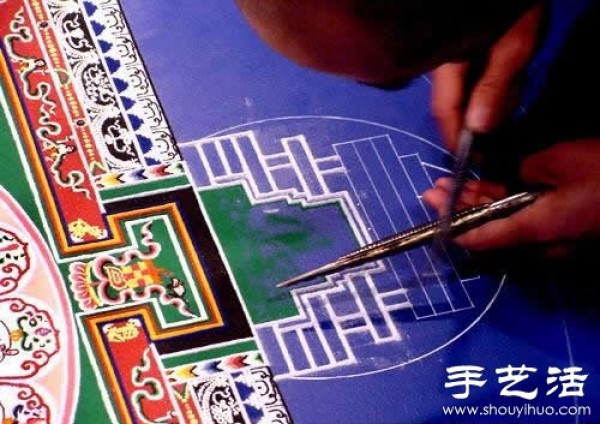 "Prosperity is just a handful of fine sand" Buddhist patterns drawn by sand