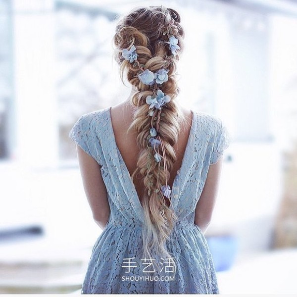 Swedish hairstylist DIYs beautiful braided hairstyles suitable for summer