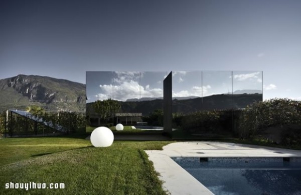 Italian villa design with extremely modernist aesthetics