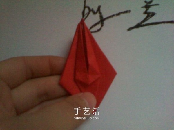 The steps of folding Higanhua are illustrated and the process of origami is detailed