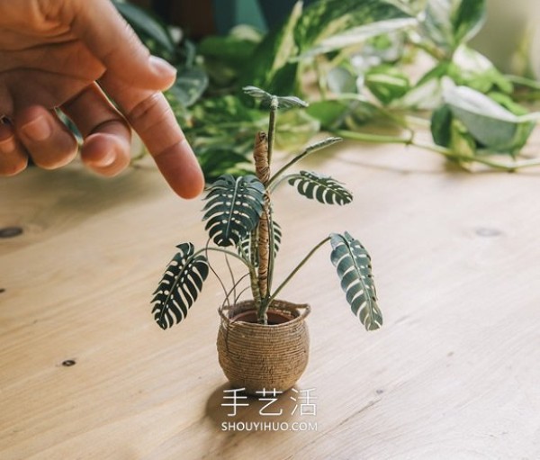 Amazing handmade paper potted plants that can be held between two fingers