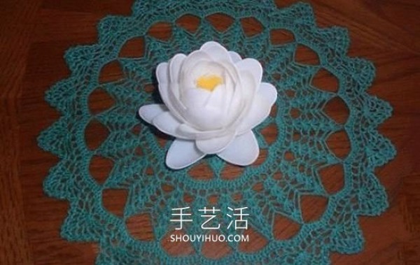 Illustrated tutorial on how to make your own disposable spoon lotus