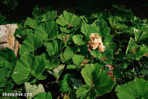 Cate Blanchett appears on the magazine cover to bring the breath of spring