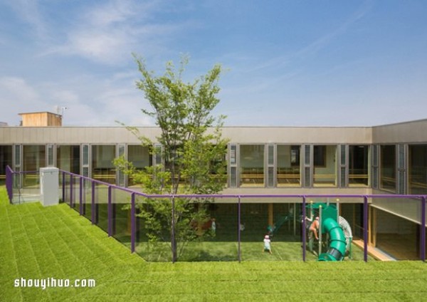 Kindergarten with a turf square, let the children run and jump to their hearts content! 