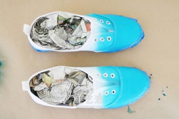 How to dye and transform old canvas shoes to create a gradient effect