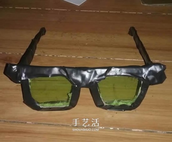 How to use soda bottle waste to make black-framed sunglasses by hand