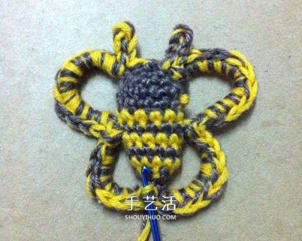 Working hard and busy collecting honey every day! Yarn Bees crochet method