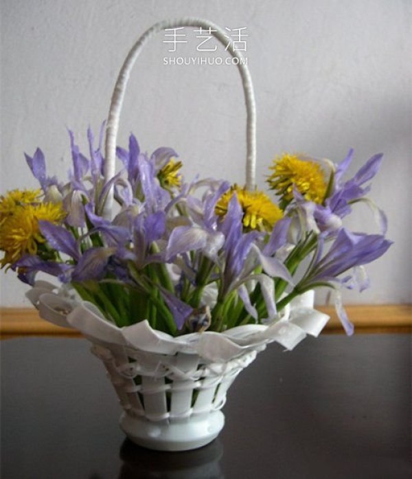 Tutorial on how to make handmade flower baskets out of yogurt bottles