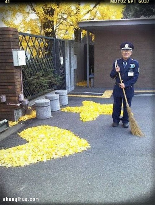 The cute security guard uses fallen leaves to DIY heart-warming patterns and text