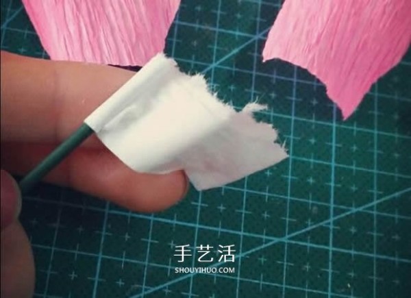 Illustration of how to make beautiful paper flowers from crepe paper