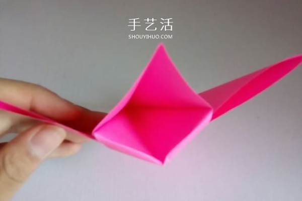 Illustration of the steps of folding a simple and beautiful five-petal paper flower