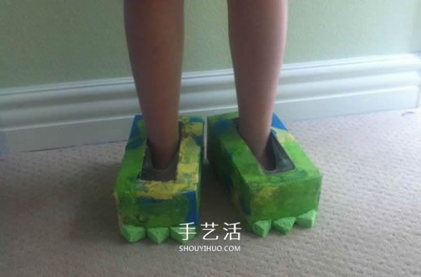 Using tissue boxes to make handmade Halloween monster shoes