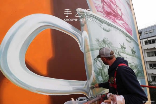 The crumbling teacup, a creative 3D mural that symbolizes life