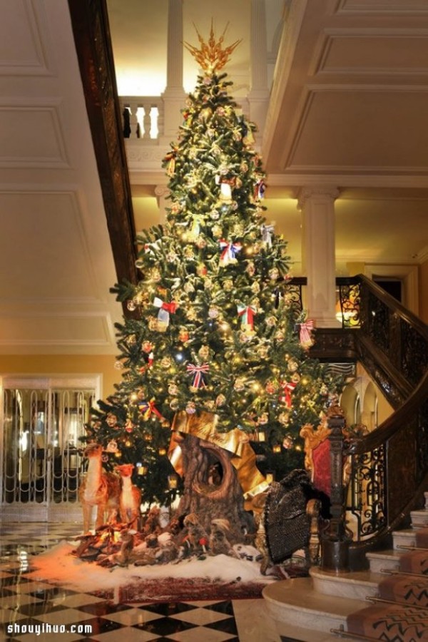 Christmas tree transformation: a creative Christmas tree created by a fashion designer