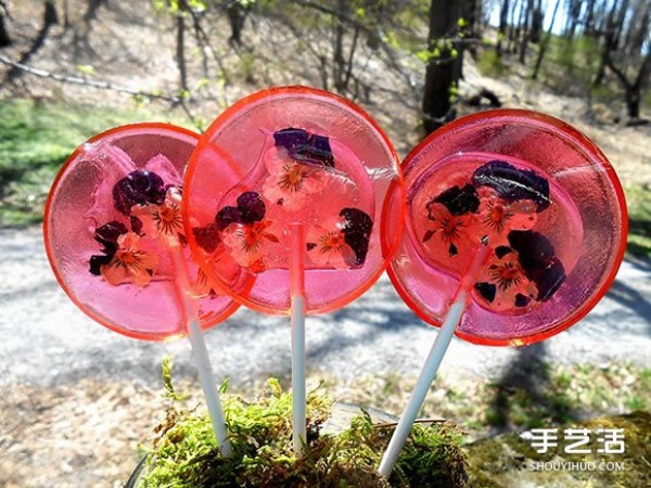 Hide petals into lollipops to create a delightful flower dessert DIY