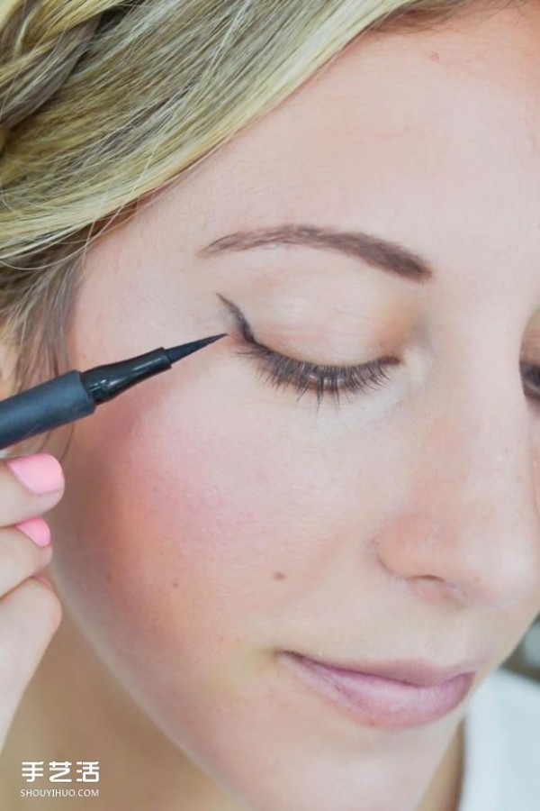 Illustrations of how to draw perfect cat-eye eyeliner for beginners