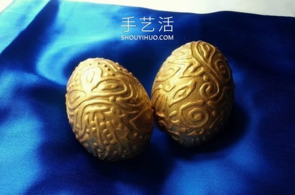 Tutorial on how to turn eggshells into treasures and make gold-patterned Easter eggs