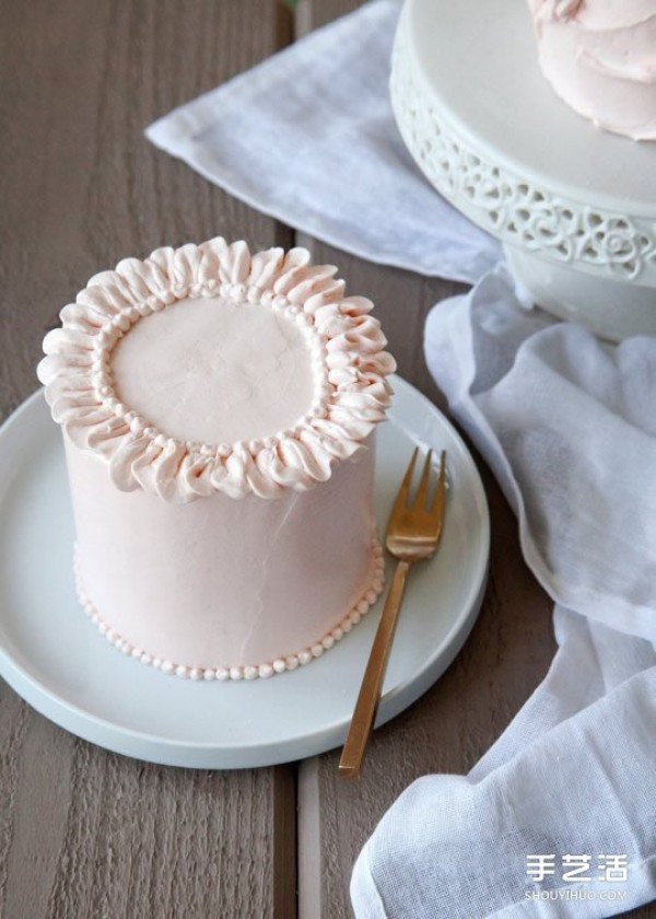 How to decorate cakes with butter: 3 tips from a professional pastry chef