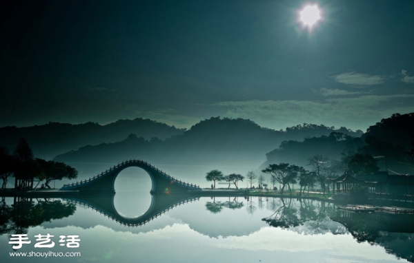 A shocking reflection photo of the same scenery on the water