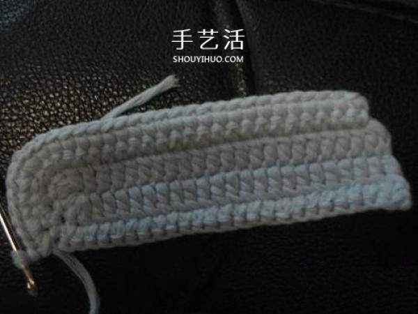 Illustration of how to knit baby warm woolen shoes by hand-knitting baby shoes