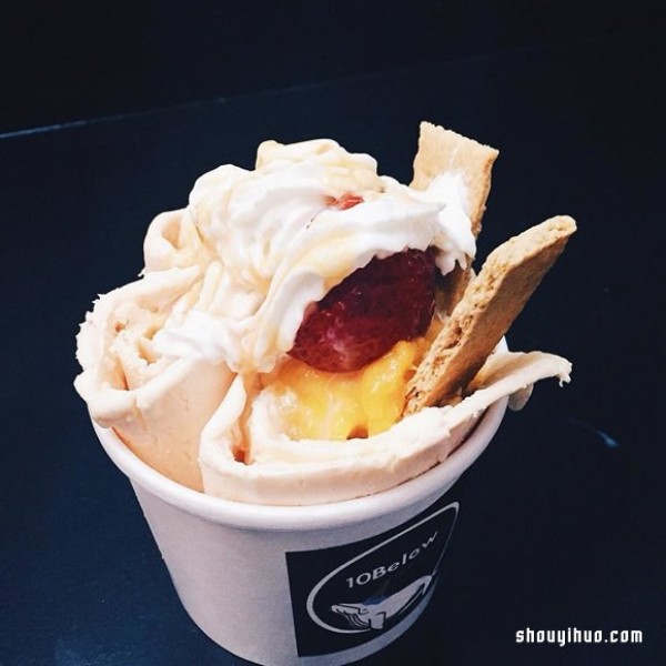 You can only get the rolled ice cream in New Yorks Chinatown after a long queue