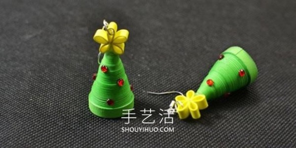 Simple and creative! How to make paper Christmas tree earrings