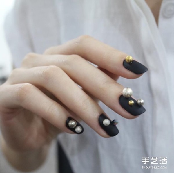 Let your nails also change into autumn clothes. The matte nail polish is fashionable no matter how you apply it.