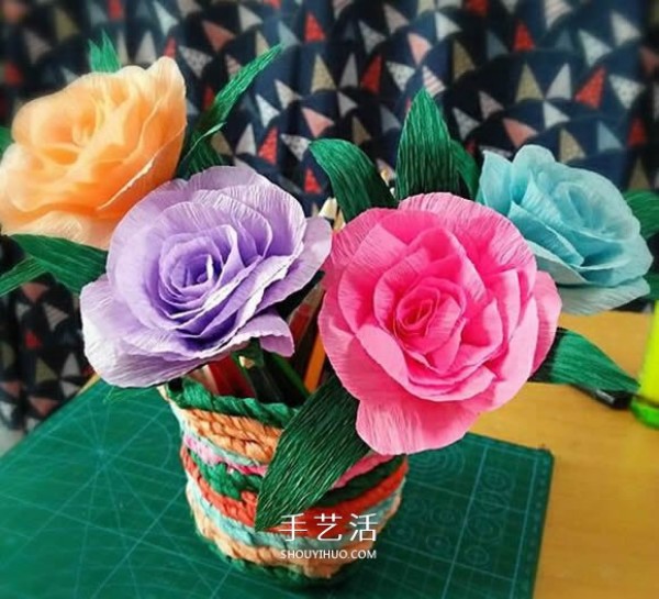 Illustration of how to make beautiful hand-made paper flowers from crepe paper