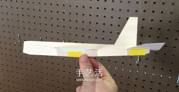 Illustration of how to make a homemade balsa glider