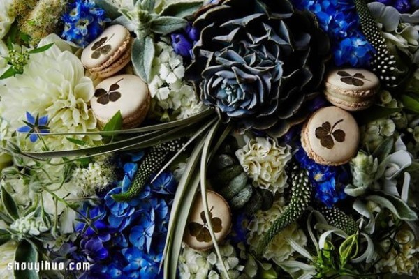 The perfect fusion of Japanese floral arrangements and French dessert macarons