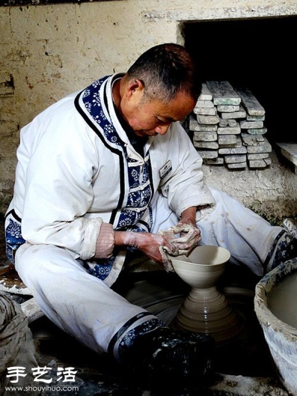 Jingdezhen, the ancient production process of a blue and white porcelain bowl