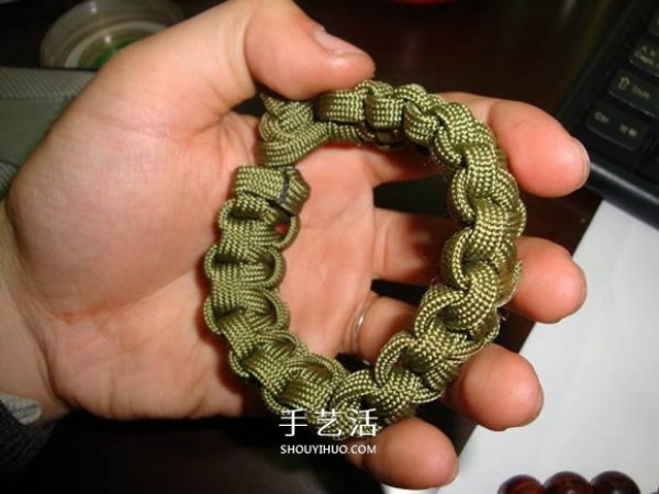 Knit a paracord bracelet of the same style as Survival in the Wilderness and give it to your boyfriend~