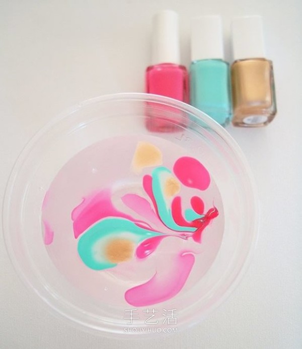 Illustrated tutorial on how to make simple homemade nail polish Easter eggs