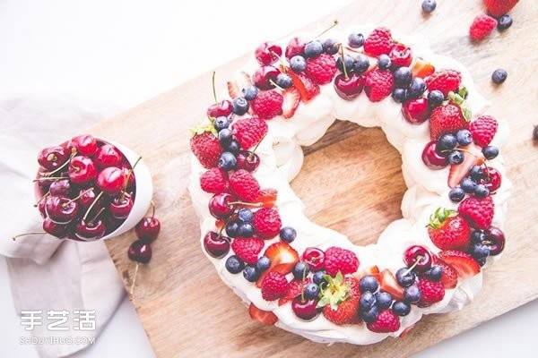 Beautiful and festive Christmas wreath DIY, the perfect snack for holiday banquets