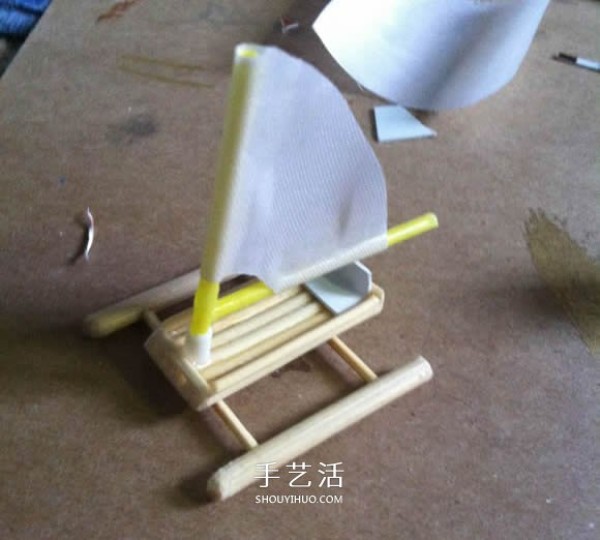 How to make a mini pontoon boat using waste grilled skewers and bamboo skewers