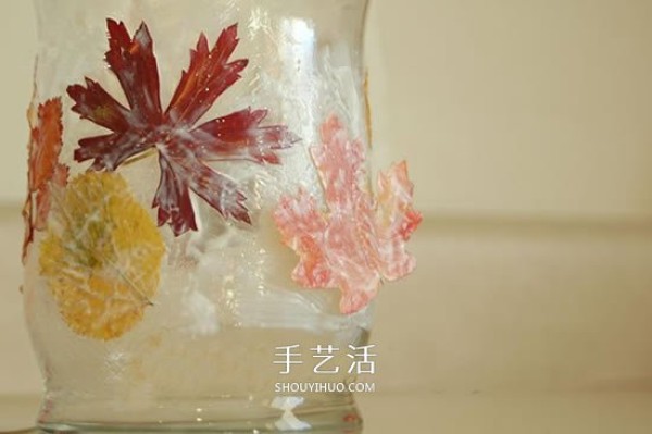 Dream glass bottle lantern DIY made by attaching fallen leaves to a glass bottle