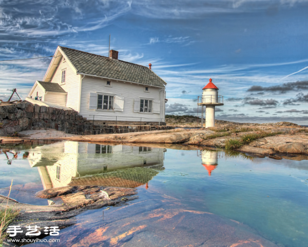 A shocking reflection photo of the same scenery on the water