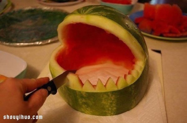 Fruit carving: Use watermelon to carve a shark with a big mouth.