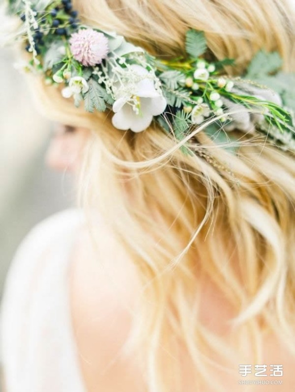 Four kinds of dreamy garlands for the bride and unconventional bridal headwear