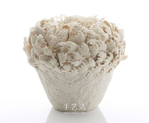 Feel the exquisiteness of handcrafting and create three-dimensional porcelain with images of flowers and plants