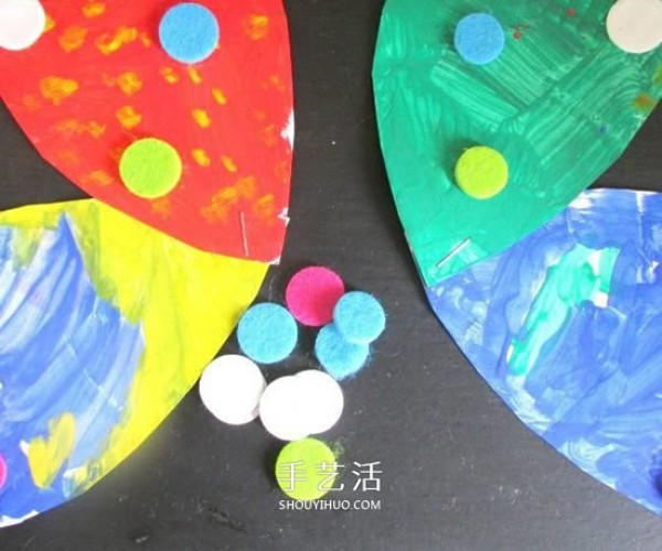 How to make paper plate butterflies in kindergarten by rolling paper tubes to make handmade butterflies