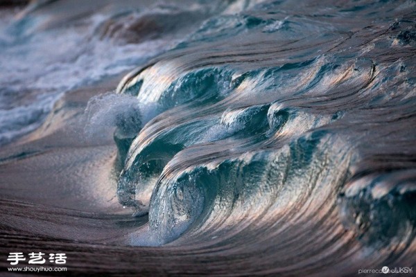 Amazing moment of frozen waves captured by French photographer