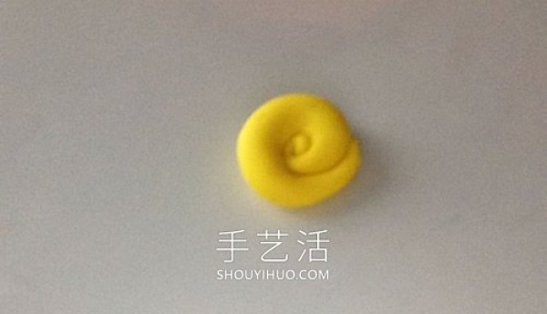 Tutorial on how to make a snail pendant by hand with ultra-light clay