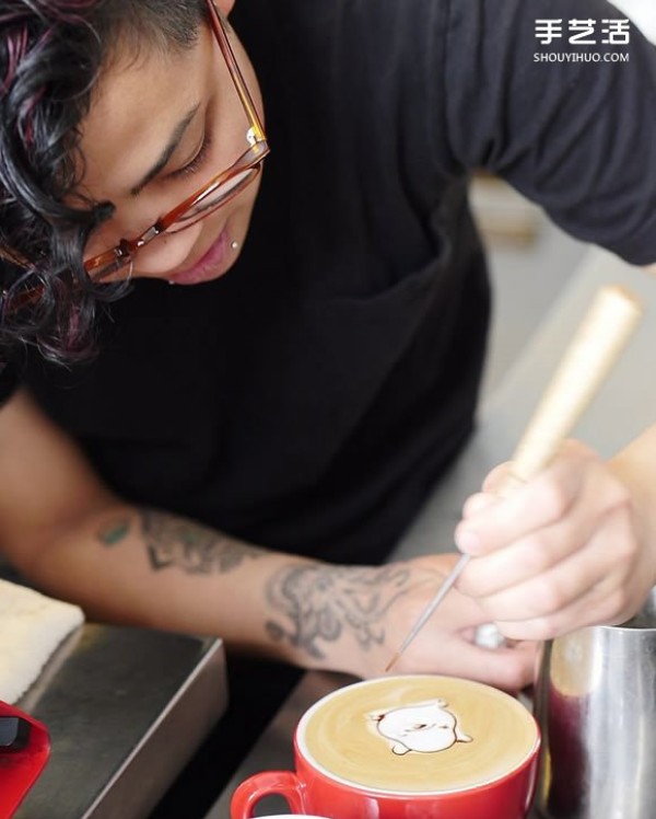 The work of a latte art expert who brings coffee latte art to its fullest