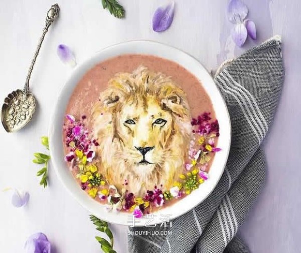 Painting on the smoothie! Just like coffee latte art, full of literary flavor