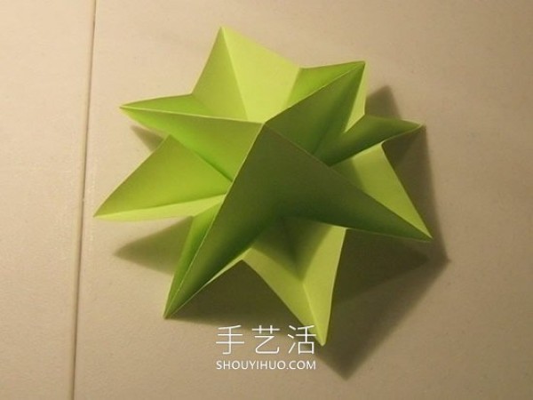 Detailed step-by-step diagram of how to fold a simple origami three-dimensional Christmas tree