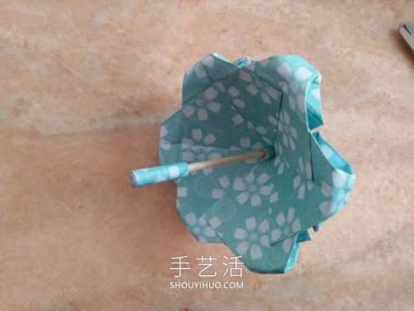 Illustrated tutorial on how to fold a beautiful origami umbrella