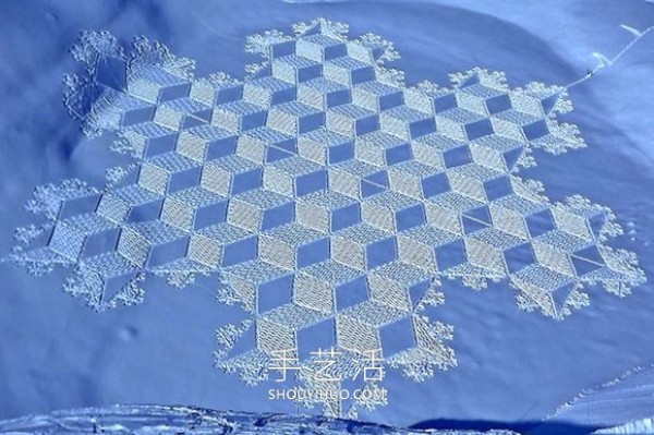 Snowflakes are falling on the ground? French artist creates winter "snow painting"