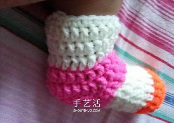 The knitting tutorial of color-blocked baby socks is suitable for babies of several months old