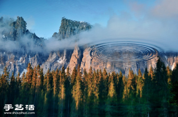 A shocking reflection photo of the same scenery on the water